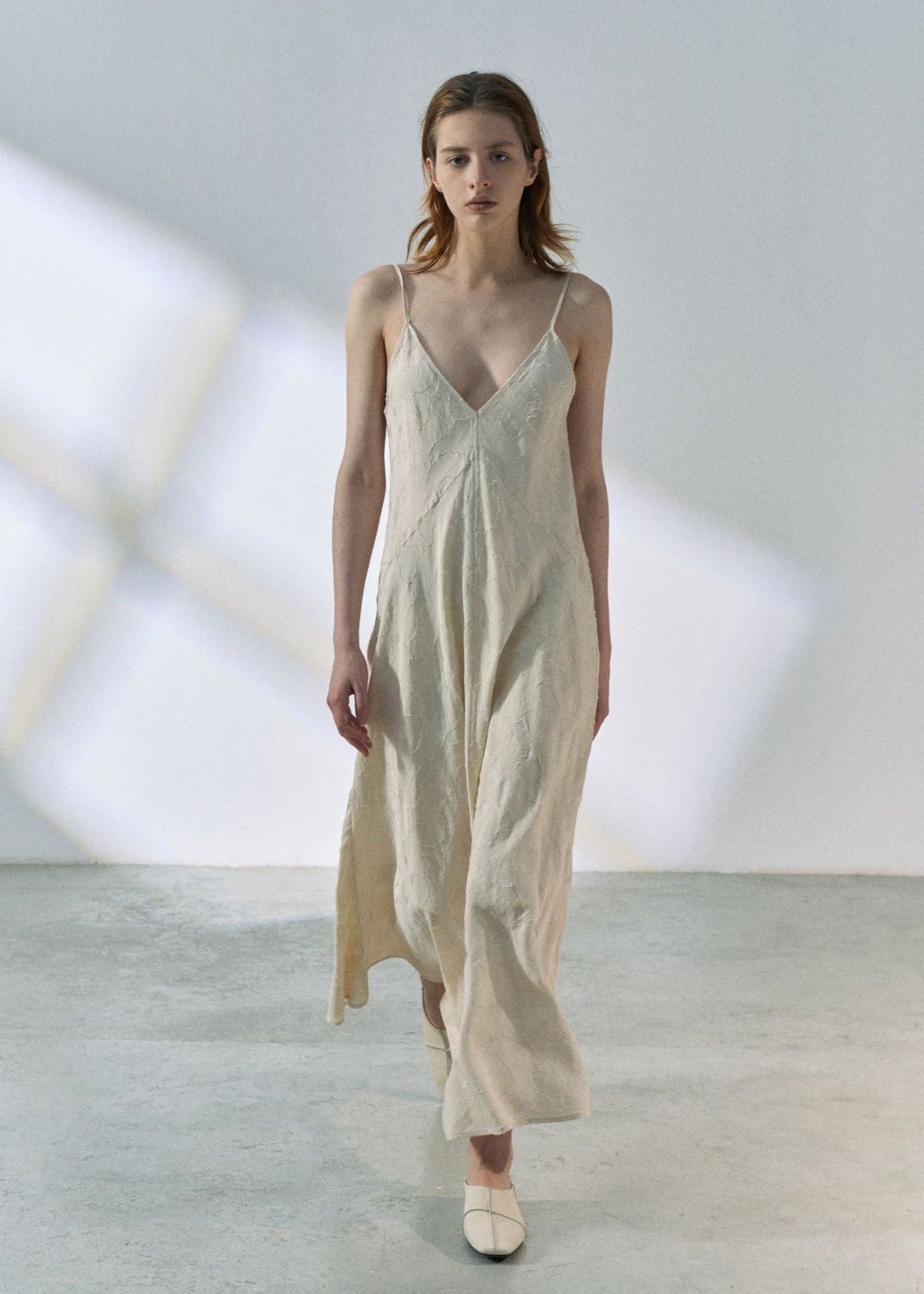 Lyocell Linen Blend V-Neck Maxi Dress in Beige L Lyocell Linen Blend V-Neck Maxi Dress in Beige L